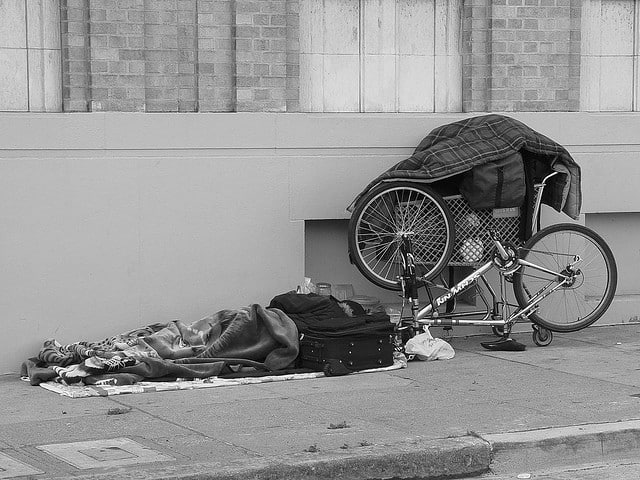 Homeless reading on the sidewalk, Franco Folini. (Flickr, CC BY-NC-SA 2.0)